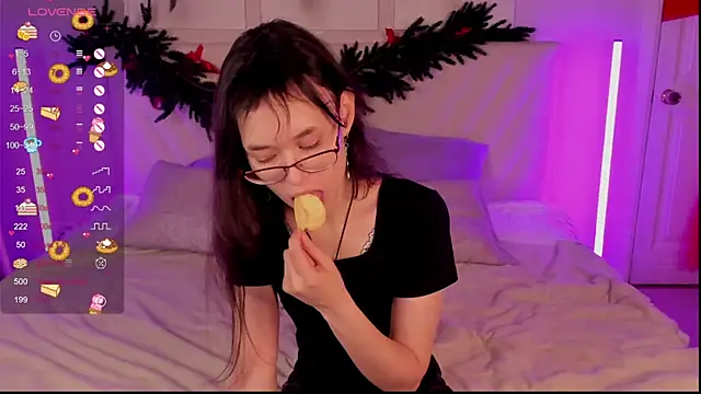 Emily Strikeee online show from 12/04/25, 10:25