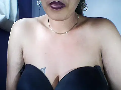 layanah12 online show from 10/26/25, 01:00