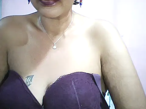 Snapshot of layanah12 chatting on 09/26/25, 04:30 layanah12 online show from 09/26/25, 04:30