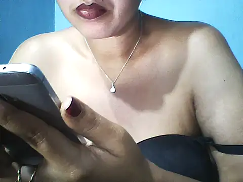 Snapshot of layanah12 chatting on 02/19/25, 07:05 layanah12 online show from 02/19/25, 07:05