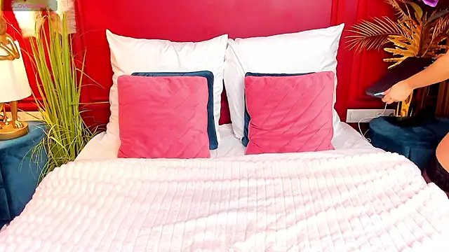 GiaCale online show from 11/23/25, 06:34