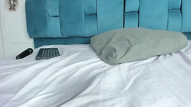 mia  fernandez online show from 03/09/26, 07:39