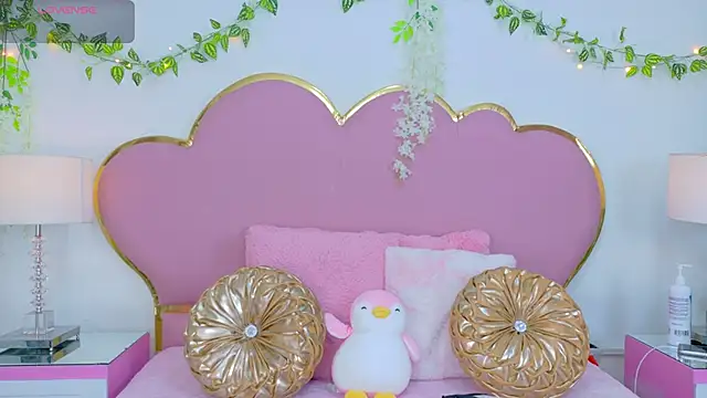 NahiaraReina online show from 10/27/25, 01:01