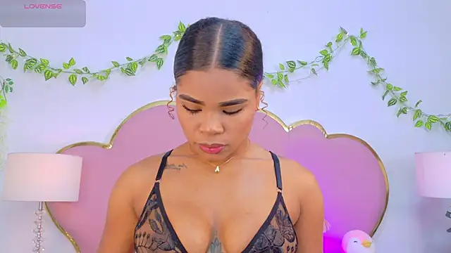 NahiaraReina online show from 12/04/25, 01:43