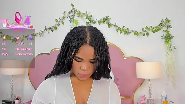NahiaraReina online show from 09/12/25, 01:33