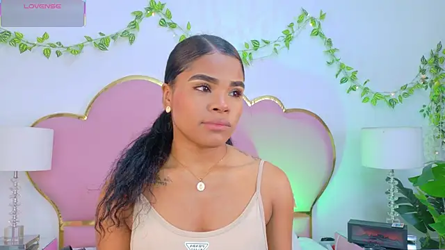 NahiaraReina online show from 12/05/25, 01:43