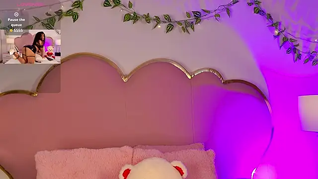 NahiaraReina online show from 02/25/26, 01:22