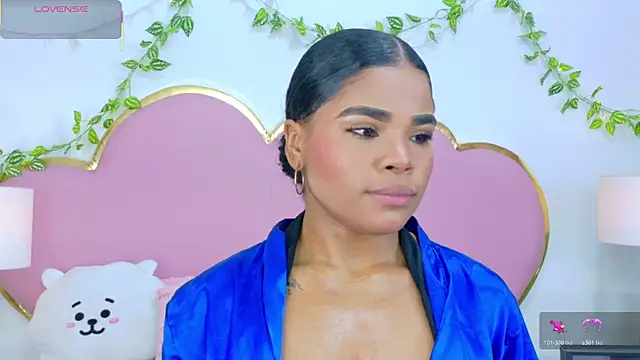 NahiaraReina online show from 11/15/25, 01:15