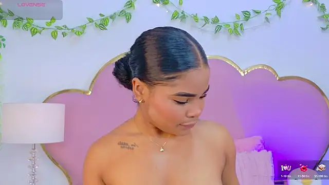 NahiaraReina online show from 11/30/25, 01:45