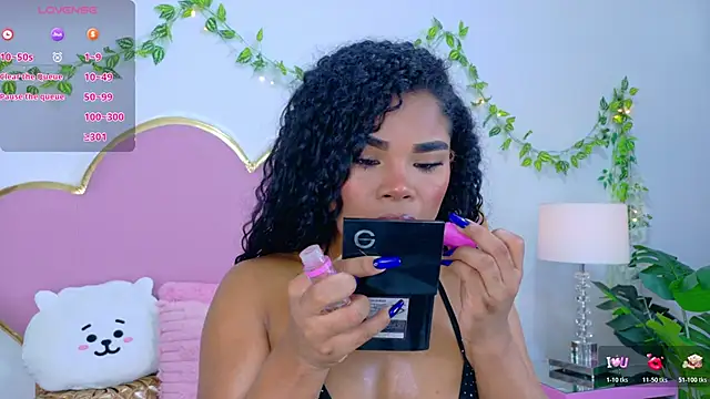 NahiaraReina online show from 11/06/25, 01:37