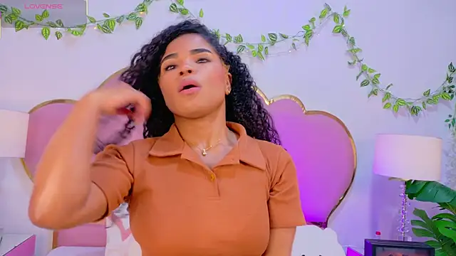 NahiaraReina online show from 12/16/25, 02:43