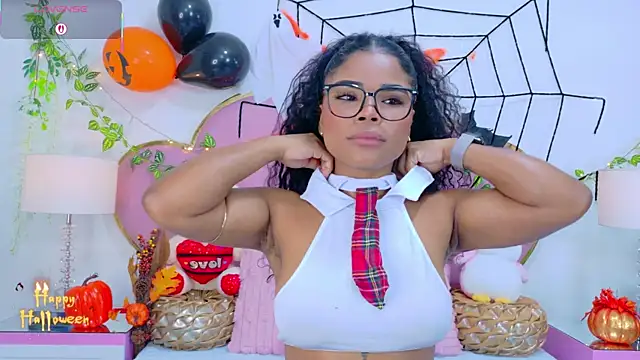 NahiaraReina online show from 10/31/25, 01:08