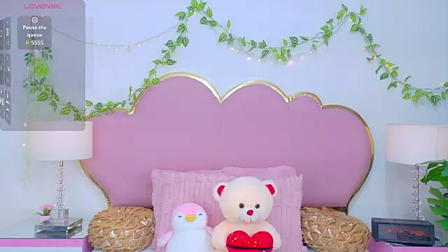 NahiaraReina online show from 11/28/25, 01:33