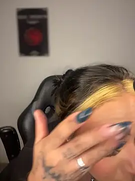 AnnikaMerliahh  online show from 10/31/25, 04:09