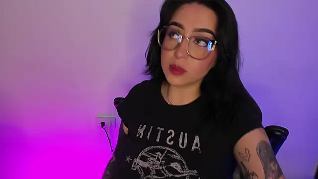 Snapshot of AnnikaMerliahh_ chatting on 10/15/25, 04:00 AnnikaMerliahh online show from 10/15/25, 04:00