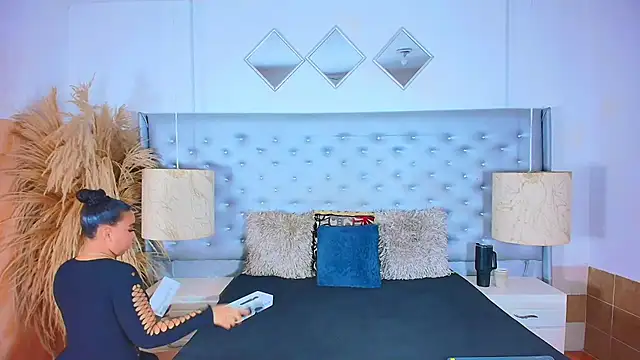 EileenBenzon online show from 10/28/25, 04:13