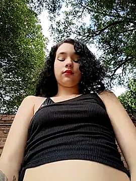 Snapshot of sweet_outdoor_charm chatting on 11/23/25, 07:35 sweet outdoor charm online show from 11/23/25, 07:35