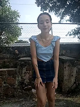 Snapshot of sweet_outdoor_charm chatting on 12/18/25, 02:10 sweet outdoor charm online show from 12/18/25, 02:10