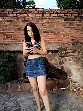 Snapshot of sweet_outdoor_charm chatting on 11/26/25, 07:25 sweet outdoor charm online show from 11/26/25, 07:25