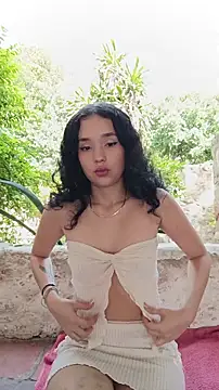 Snapshot of sweet_outdoor_charm chatting on 12/14/25, 02:55 sweet outdoor charm online show from 12/14/25, 02:55