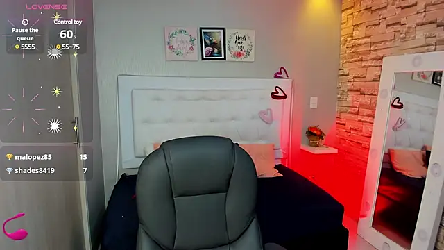 Snapshot of EMALINDA__HILSS chatting on 03/18/25, 03:34 EMALINDA HILSS online show from 03/18/25, 03:34