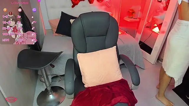 Snapshot of EMALINDA__HILSS chatting on 02/19/25, 04:00 EMALINDA HILSS online show from 02/19/25, 04:00