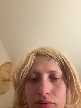 Snapshot of roxannex0x0 chatting on 02/05/26, 02:40 roxannex0x0 online show from 02/05/26, 02:40