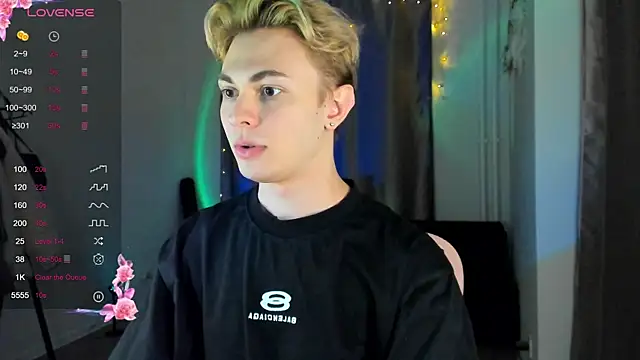 Snapshot of naughty_evan chatting on 03/21/25, 04:51 naughty evan online show from 03/21/25, 04:51