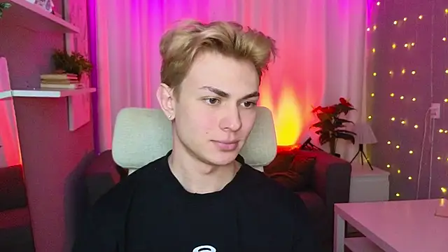 Snapshot of naughty_evan chatting on 03/06/25, 05:33 naughty evan online show from 03/06/25, 05:33