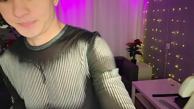 Snapshot of naughty_evan chatting on 02/19/25, 02:33 naughty evan online show from 02/19/25, 02:33