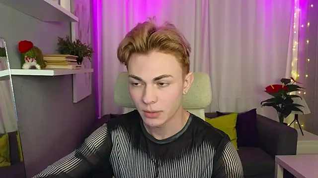 Snapshot of naughty_evan chatting on 02/11/25, 02:35 naughty evan online show from 02/11/25, 02:35