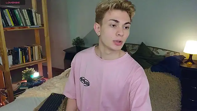 Snapshot of naughty_evan chatting on 02/23/25, 06:34 naughty evan online show from 02/23/25, 06:34