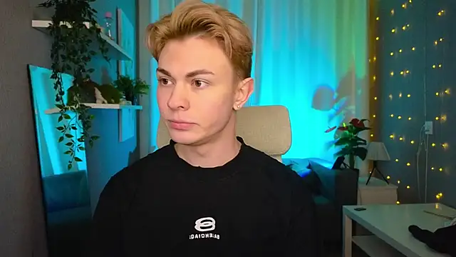 Snapshot of naughty_evan chatting on 03/01/25, 02:55 naughty evan online show from 03/01/25, 02:55