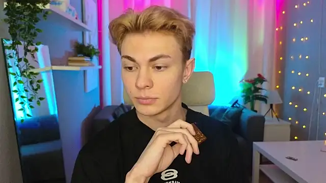 Snapshot of naughty_evan chatting on 03/06/25, 02:29 naughty evan online show from 03/06/25, 02:29