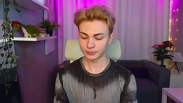 Snapshot of naughty_evan chatting on 02/21/25, 02:27 naughty evan online show from 02/21/25, 02:27