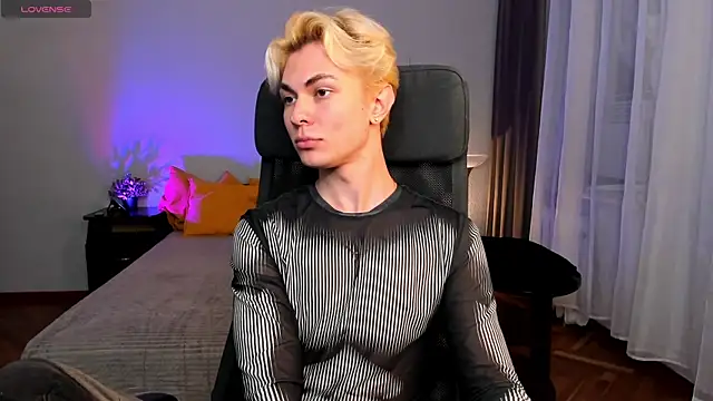 Snapshot of naughty_evan chatting on 01/25/25, 02:25 naughty evan online show from 01/25/25, 02:25