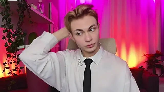 Snapshot of naughty_evan chatting on 03/04/25, 02:10 naughty evan online show from 03/04/25, 02:10