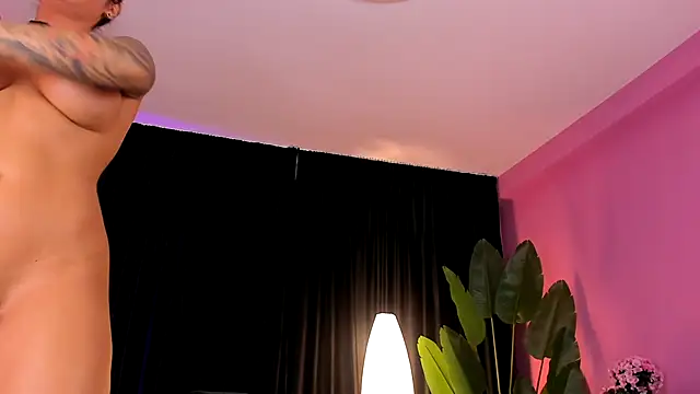 Snapshot of the_arabian_princess chatting on 12/17/25, 04:39 the arabian princess online show from 12/17/25, 04:39