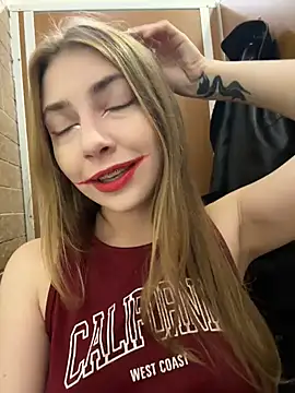 Sunny   Bunny online show from 10/31/25, 01:08