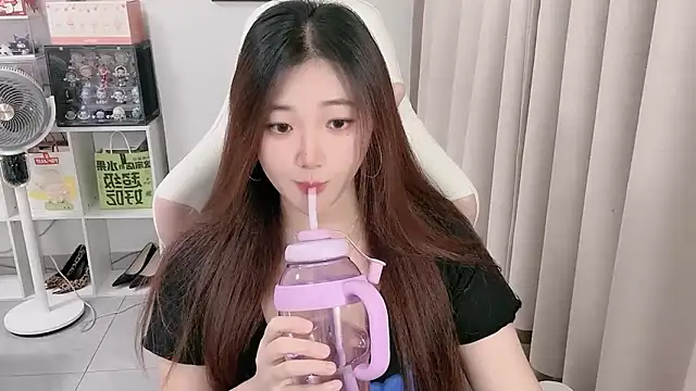 Snapshot of Stars_Elyn chatting on 09/28/25, 01:07 Stars Elyn online show from 09/28/25, 01:07