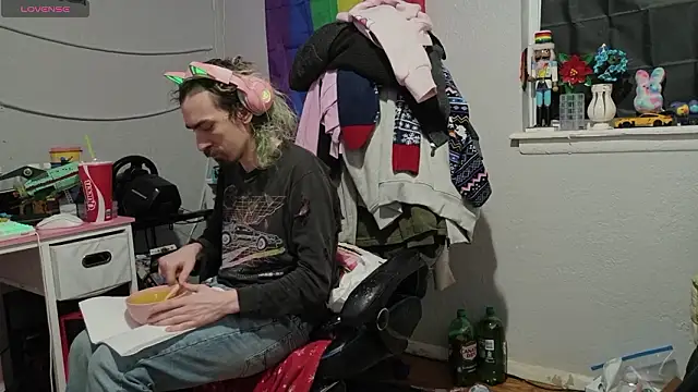 Snapshot of tallnerdyguy chatting on 02/05/26, 02:40 tallnerdyguy online show from 02/05/26, 02:40