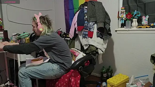 Snapshot of tallnerdyguy chatting on 02/07/26, 03:25 tallnerdyguy online show from 02/07/26, 03:25