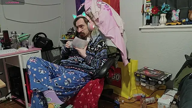 Snapshot of tallnerdyguy chatting on 02/23/26, 12:45 tallnerdyguy online show from 02/23/26, 12:45