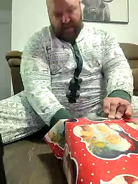 Snapshot of Strong_Bear89 chatting on 12/24/24, 04:11 Strong Bear89 online show from 12/24/24, 04:11