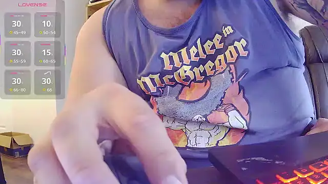 Snapshot of Strong_Bear89 chatting on 10/23/25, 04:27 Strong Bear89 online show from 10/23/25, 04:27