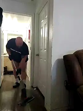 Snapshot of Strong_Bear89 chatting on 12/20/24, 09:21 Strong Bear89 online show from 12/20/24, 09:21