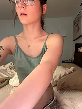 Snapshot of dreamteemergirl chatting on 10/25/25, 10:32 dreamteemergirl online show from 10/25/25, 10:32