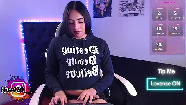 Skyler  blue4 online show from 11/13/25, 09:08