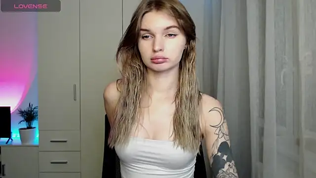 Snapshot of lounahyan chatting on 12/16/25, 05:44 lounahyan online show from 12/16/25, 05:44