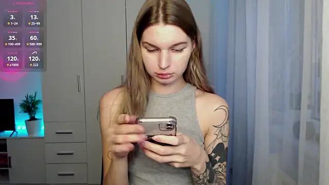 Snapshot of lounahyan chatting on 11/24/25, 12:49 lounahyan online show from 11/24/25, 12:49